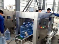 新科桶裝水全自動(dòng)套袋機(jī)運(yùn)行中
